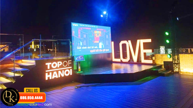 màn hình led tạo nên không gian sang trọng cho quán bar club